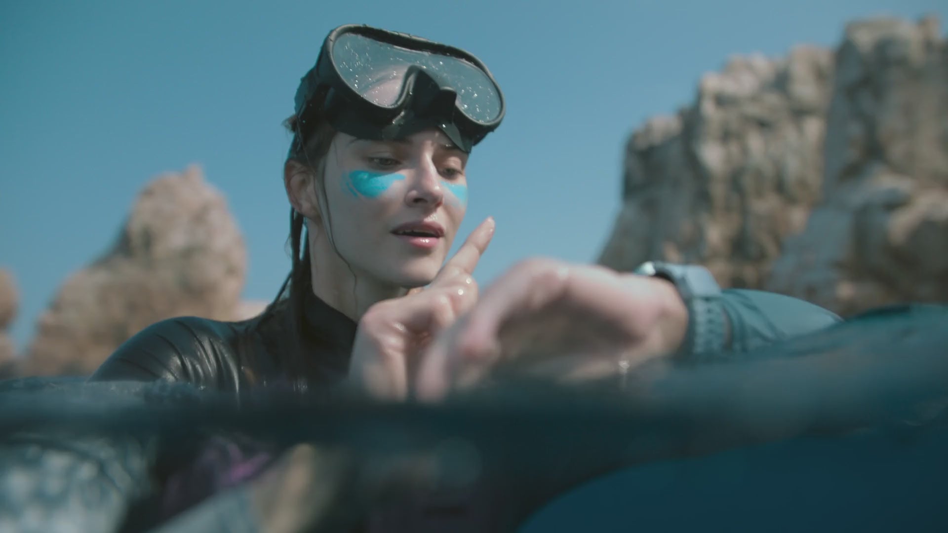 Video demo of Huawei Watch Fit 4 Pro smartwatch during swimming activity.